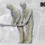 DOLP Modellbau: Panzersoldaten beim Gleiskette spannen